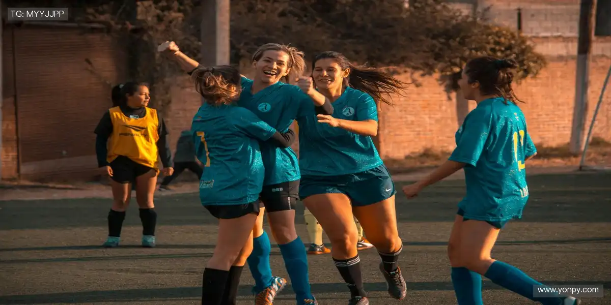 周边好物，粉丝专属！👕🎁 从球衣到纪念章，把热爱穿在身上！